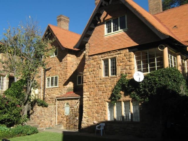 Dykeneuk (Stone House), Kensington
